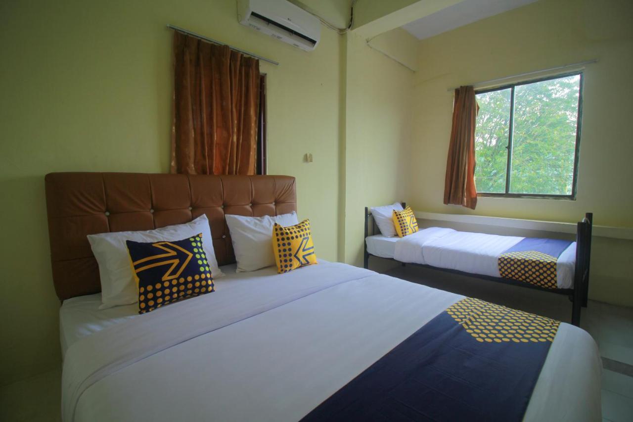 Spot On 2305 Andys Nur Penginapan Dumai Exterior foto